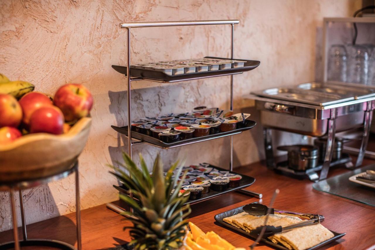 Hotel Le Provencal Слойс Екстериор снимка